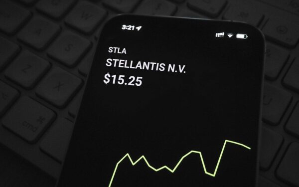 Milžiniški „Stellantis” nuostoliai: planuoja obligacijų emisiją ir keičia elektromobilių strategiją