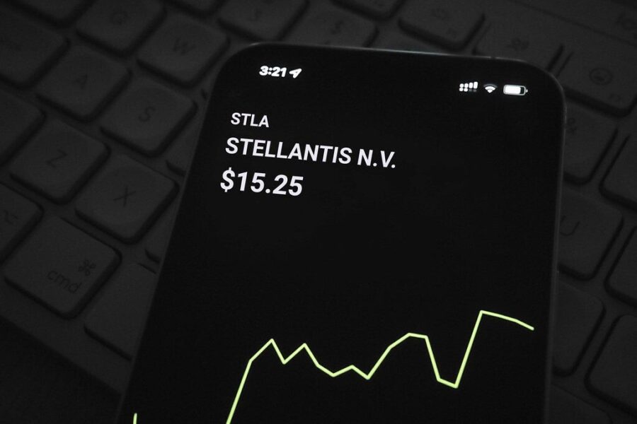 Milžiniški „Stellantis” nuostoliai: planuoja obligacijų emisiją ir keičia elektromobilių strategiją