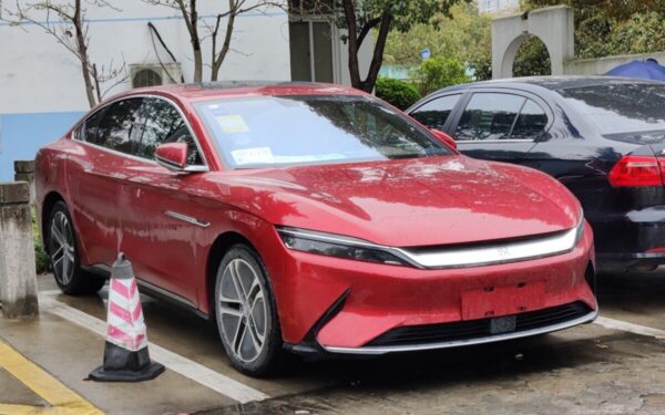 „Tesla“ aplenkė Kinijos automobilių milžinę: atskleista, kaip kainų mažinimas padėjo pasiekti tokį lūžį