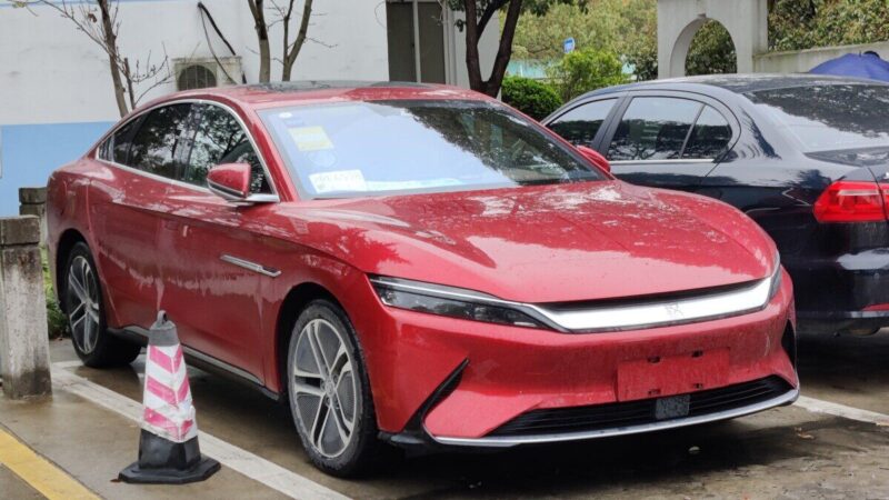 „Tesla“ aplenkė Kinijos automobilių milžinę: atskleista, kaip kainų mažinimas padėjo pasiekti tokį lūžį