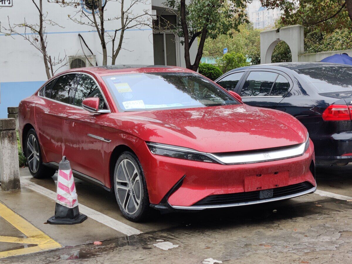 „Tesla“ aplenkė Kinijos automobilių milžinę: atskleista, kaip kainų mažinimas padėjo pasiekti tokį lūžį