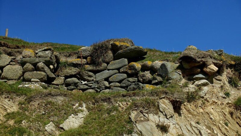 Anglijoje archeologai rado išskirtinį kapą: jauni vyrai, smurtas ir medicinos mįslė