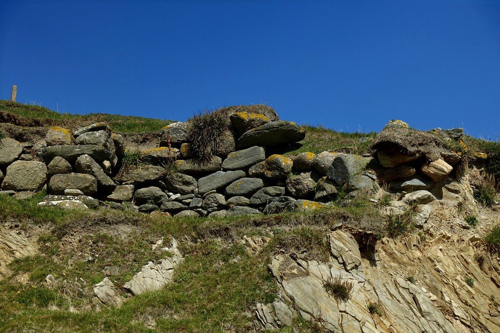 Anglijoje archeologai rado išskirtinį kapą: jauni vyrai, smurtas ir medicinos mįslė