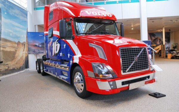 Startuoja atnaujintas „Volvo VNR“ vilkikas: moderni gamyba, bet paklausa vis dar kelia iššūkių