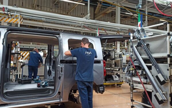 „Stellantis“ iššūkis Briuseliui: elektromobiliai kelia vis daugiau klausimų, ar laikas imtis pokyčių?