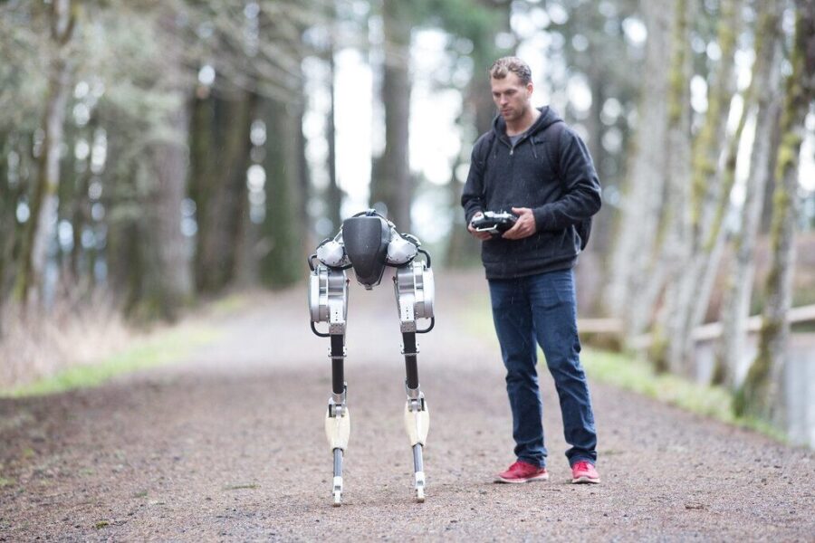Humanoidinių robotų ateitis arčiau: „Cassie“ mokosi išvengti griuvimo dar prieš jam įvykstant