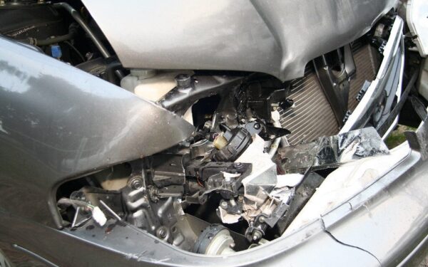 Beveik trys promilės ir nesėkminga kelionė: Panevėžio rajone neblaivus vairuotojas trenkėsi į medį