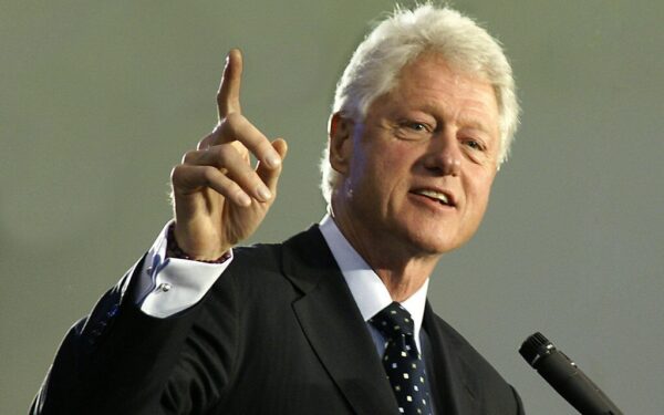 Skandalingoje Epsteino istorijoje nuskambėjo Clintono pavardė: po priesaikos jis pateikė paaiškinimą