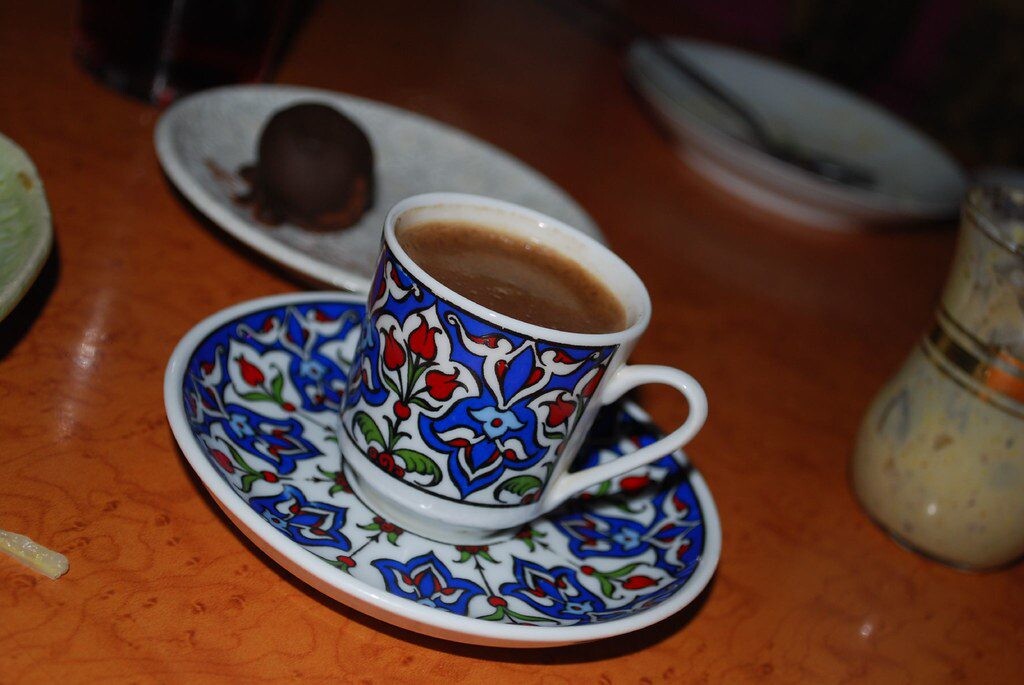 Graikiška energingo ryto paslaptis: kava su tahini suteikia švelnesnį, ilgiau trunkantį poveikį