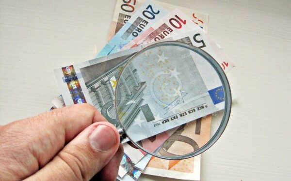 Norėjo padėti mylimai mamai, bet bankas griežtai uždraudė: priežastis šokiruoja daugelį šeimų