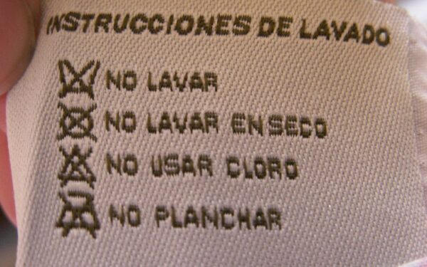 Klaidų išvengsite žinodami šiuos simbolius: paprastas gidas, kaip teisingai skalbti ir džiovinti drabužius