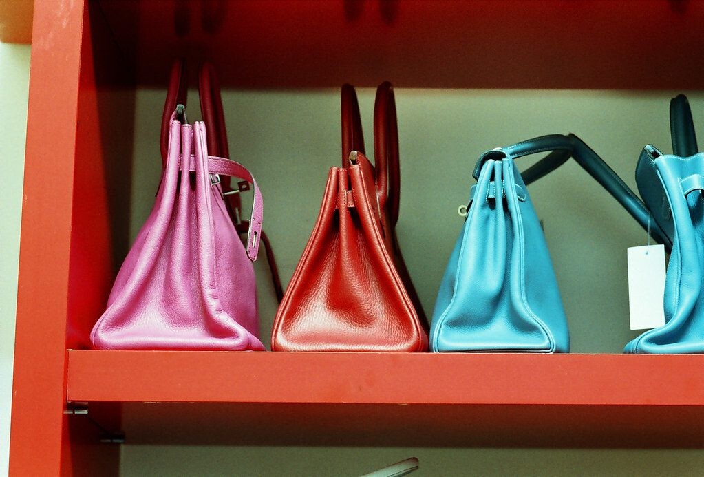 Mirties bausmės išvengusi verslininkė netenka visko, aukcione pasirodys net krokodilo odos rankinės