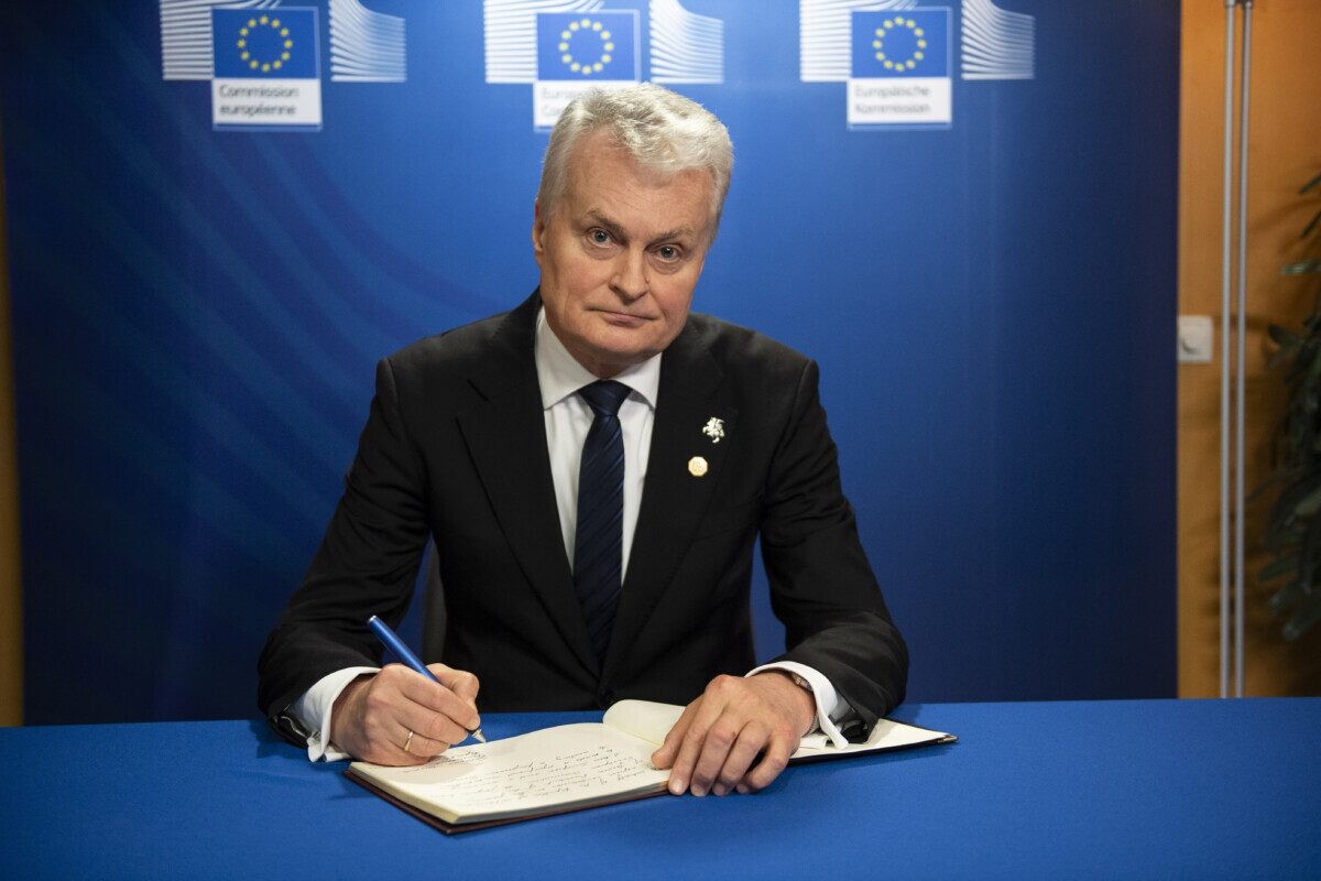 Nausėda apie šalies saugumą: kariniai pajėgumai turi judėti be administracinių trikdžių