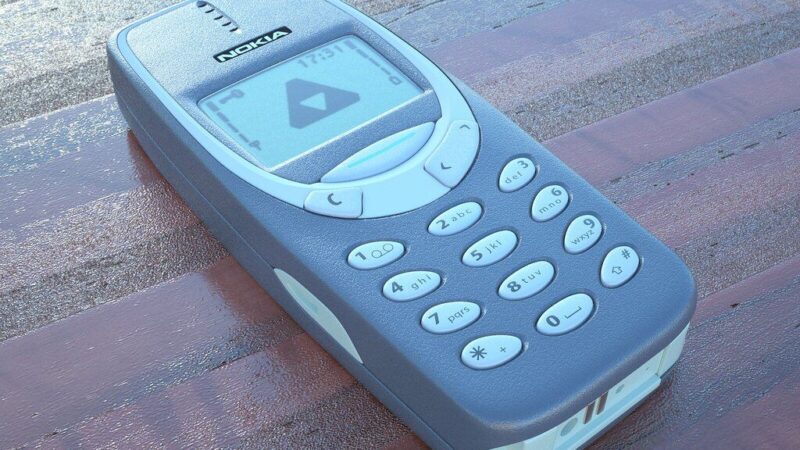 „BlackBerry“ ir „Nokia“ sugrįžimas: vis daugiau jaunų žmonių renkasi senus telefonus
