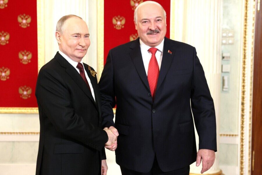 Ar tai tik taktika? Žvalgyba sako, kad Lukašenka siekia mažinti izoliaciją ir manipuliuoja krizėmis