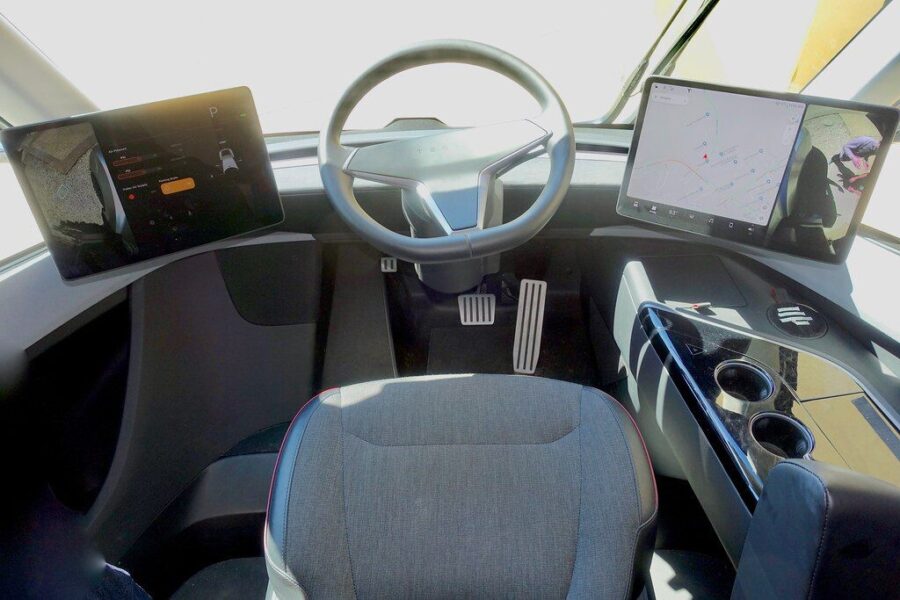 Elektriniai vilkikai tampa realybe: „Tesla“ atskleidė dvi įspūdingai galingas „Semi“ versijas