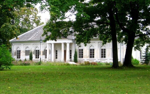 Dvarų klausimas vėl Seime: kodėl siūloma jiems netaikyti nekilnojamojo turto mokesčio?