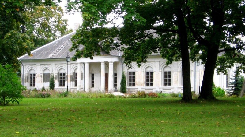 Dvarų klausimas vėl Seime: kodėl siūloma jiems netaikyti nekilnojamojo turto mokesčio?