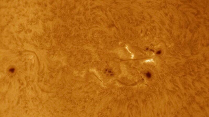 Mįslingai dingo milžiniškos Saulės dėmės: ar kometos praskridimas sukėlė kosminę anomaliją?