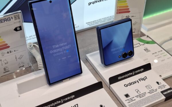 „Galaxy Z Fold 8“ gali priartėti prie konkurentų: sulenkiamas telefonas gali krautis gerokai greičiau