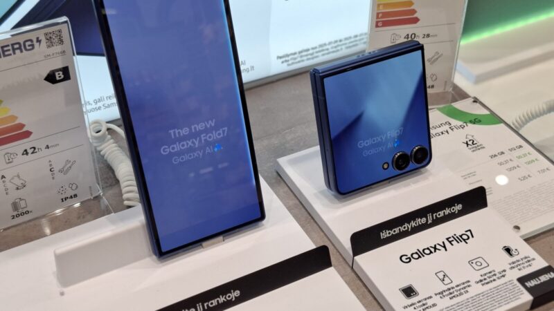 „Galaxy Z Fold 8“ gali priartėti prie konkurentų: sulenkiamas telefonas gali krautis gerokai greičiau