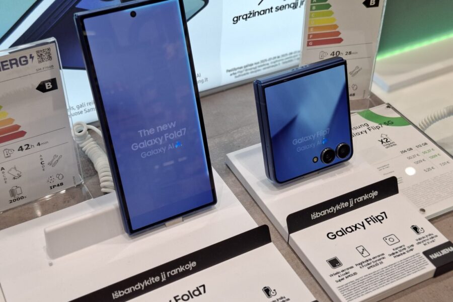 „Galaxy Z Fold 8“ gali priartėti prie konkurentų: sulenkiamas telefonas gali krautis gerokai greičiau