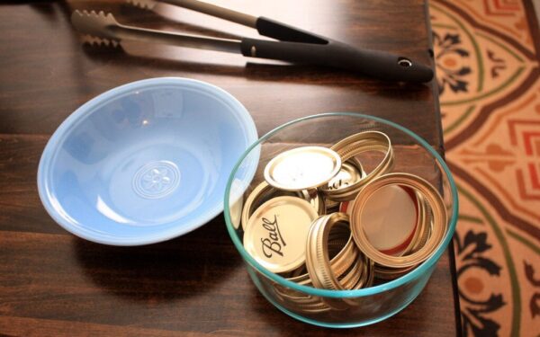 Neišmeskite senų stiklainių dangtelių: šis netikėtas būdas šiltnamyje padės išauginti gausų derlių