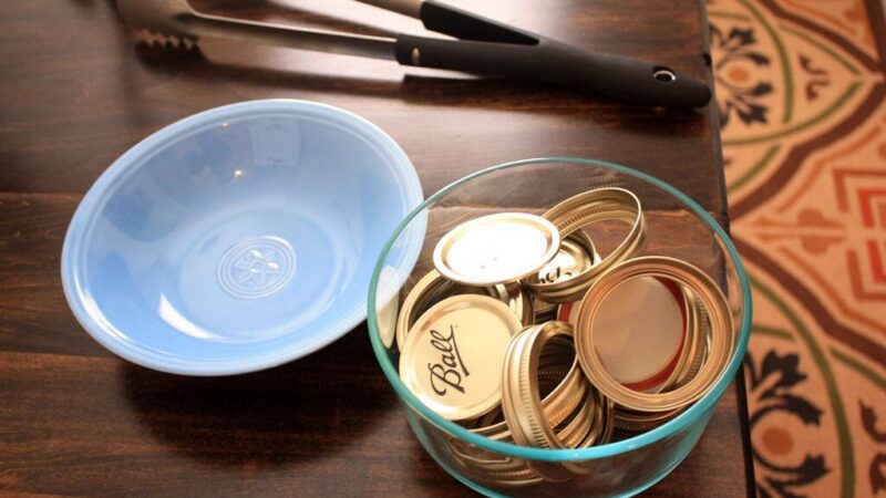 Neišmeskite senų stiklainių dangtelių: šis netikėtas būdas šiltnamyje padės išauginti gausų derlių