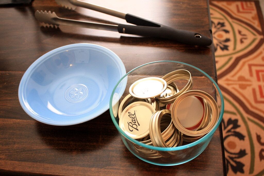 Neišmeskite senų stiklainių dangtelių: šis netikėtas būdas šiltnamyje padės išauginti gausų derlių