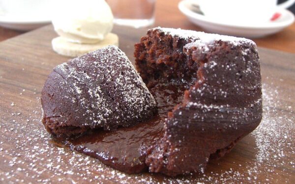 Tobulas šokoladinis fondantas orkaitėje: kulinarų paslaptis, kaip išgauti tekantį šokolado centrą