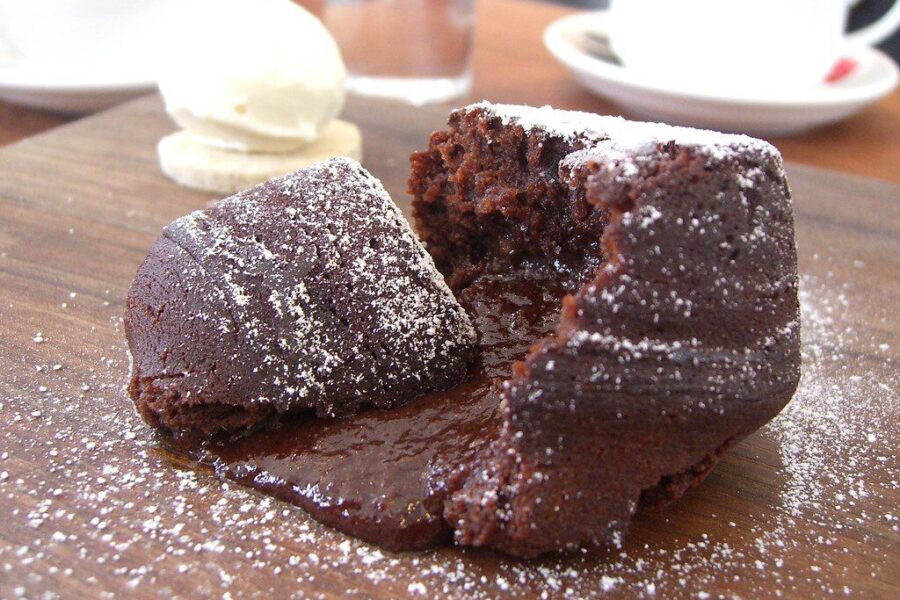 Tobulas šokoladinis fondantas orkaitėje: kulinarų paslaptis, kaip išgauti tekantį šokolado centrą