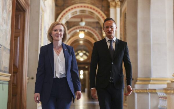 Skandalas ES užkulisiuose: Vengrijos ministras prisipažino skambinęs Lavrovui per svarbius susitikimus