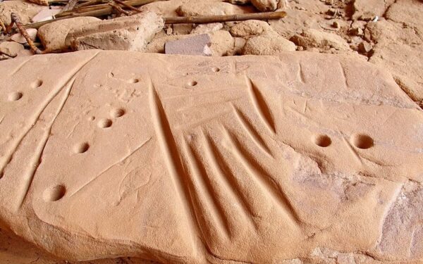 Akmenys, klijai ir adatos: artefaktai, atskleidžiantys ankstyvąsias žmonijos technologijas