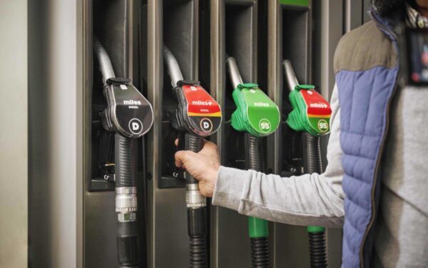 Vairuotojams nerami žinia: kuro kainos šoktelėjo į aukštumas, degalinių atstovas atskleidė priežastis