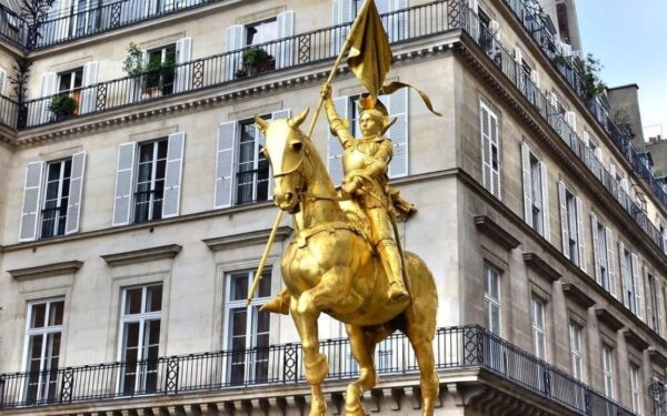 Vandalizmo skandalas Paryžiuje: nulaužtas kardo ašmuo nuo Žanos d’Ark paminklo