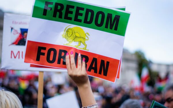 Irano revoliucijos užkulisiai: internetas užblokuotas, pasaulis stebi kraują liejančius protestus