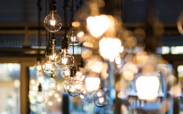 Šaltis smogė ir lietuvių piniginėms: elektros kainos šoktelėjo, o vartojimas išaugo kaip niekad