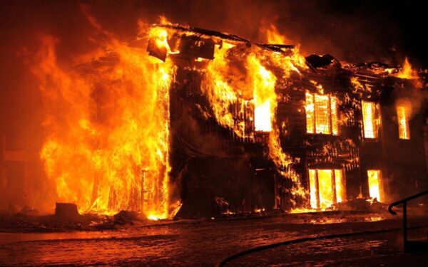 Gaisrai atvėrė skaudžią tiesą apie skurdą Lietuvoje: kokiuose netikėtuose pastatuose žmonės vis dar gyvena?