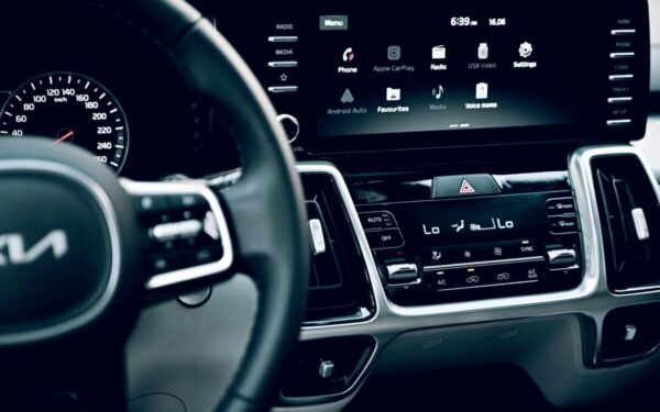 „Apple“ keičia kryptį: svarsto „CarPlay“ atverti trečiųjų šalių dirbtinio intelekto asistentams