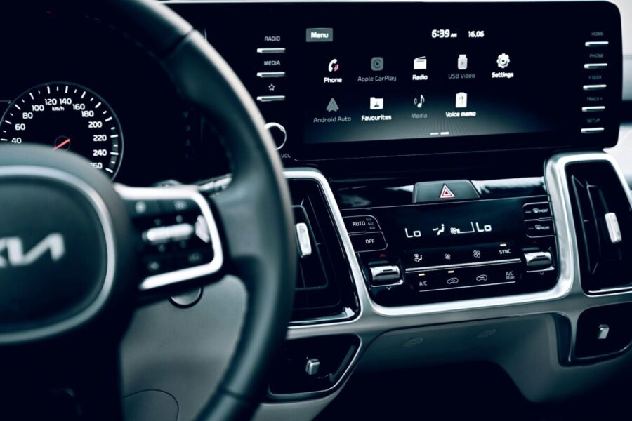 „Apple“ keičia kryptį: svarsto „CarPlay“ atverti trečiųjų šalių dirbtinio intelekto asistentams