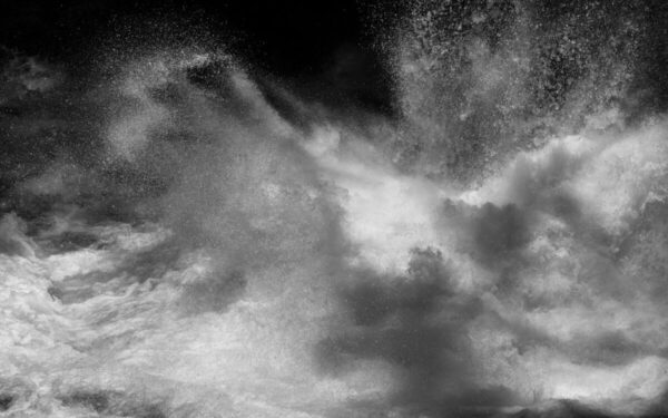 Naujas tyrimas keičia turbulencijos supratimą: mokslininkai aptiko netikėtą energijos judėjimą