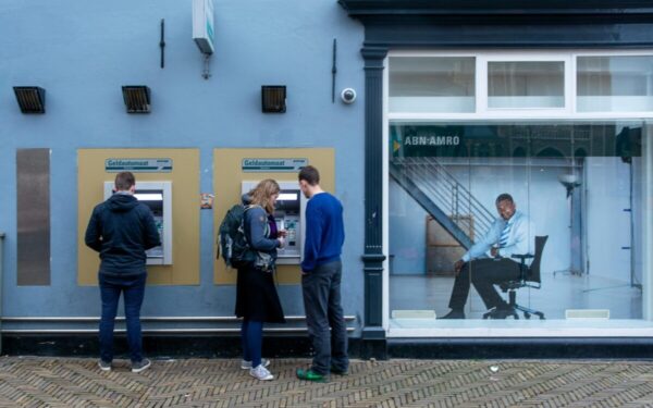 Bankų saugumo sistema: specialistai paaiškina, dėl ko gali sumažėti pinigų išėmimo limitas