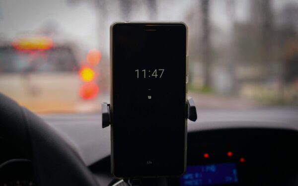 „Google“ tyliai išleido atnaujinimą: naudotojams siūlomas „Android Auto“ problemų sprendimas