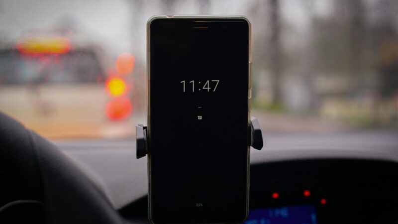 „Google“ tyliai išleido atnaujinimą: naudotojams siūlomas „Android Auto“ problemų sprendimas