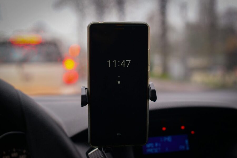 „Google“ tyliai išleido atnaujinimą: naudotojams siūlomas „Android Auto“ problemų sprendimas
