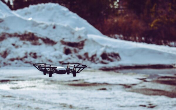 Išradingumas fronte: Ukrainos kariai rado genialų būdą, kaip apsaugoti techniką nuo stingdančio šalčio