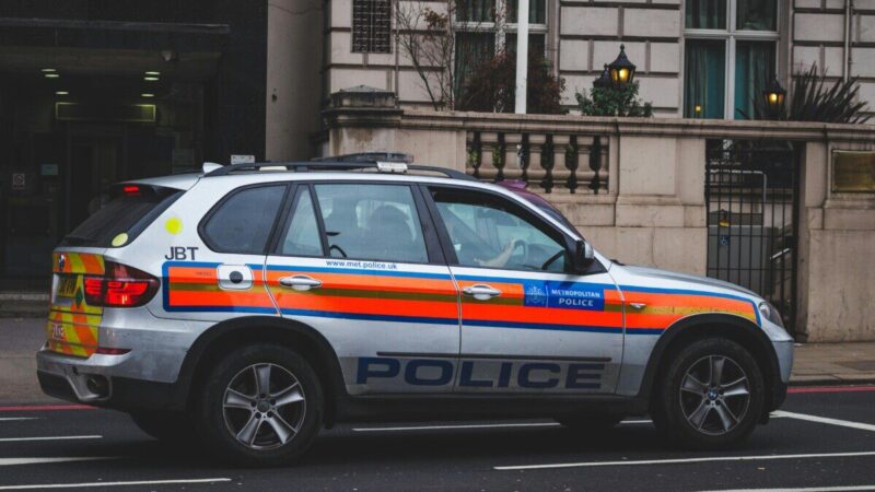 Skandalas dėl migrantų pinigų: britų pareigūnams mestos rimtos kaltinimų šešėlis