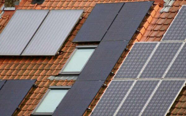 Ar taps lengviau investuoti į saulės elektrines? Seime konservatoriai siūlo užtikrinti paramą