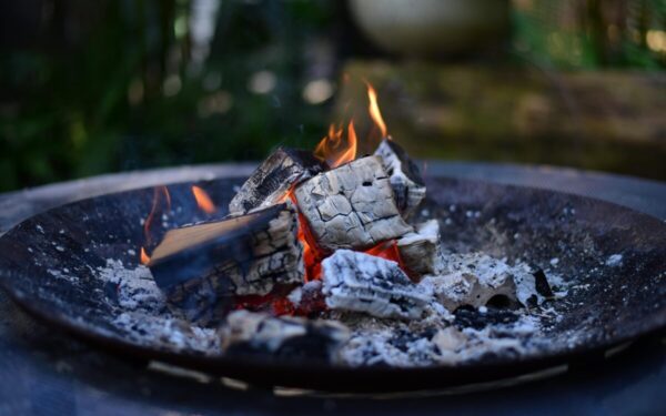 Sodo ugniakuro privalumai ir trūkumai: ekspertų patarimai, ką verta žinoti prieš perkant