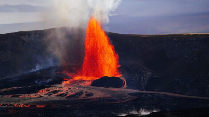 Dūmai, pelenai ir liepsnojantis krateris: Kilauea ugnikalnis sukėlė visišką chaosą Havajuose